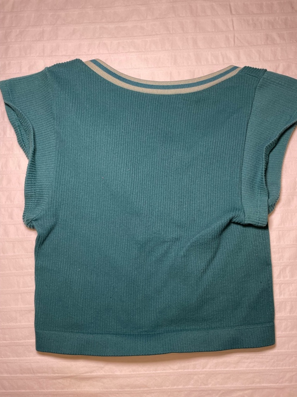 Cropped Ribbed V-Neck Top - Picture 4 of 5